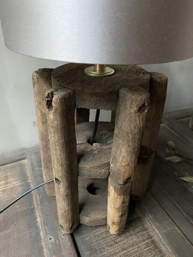 Handgemaakte houten tafellamp met katoenen kap, landelijk en sober interieur My Sober Home