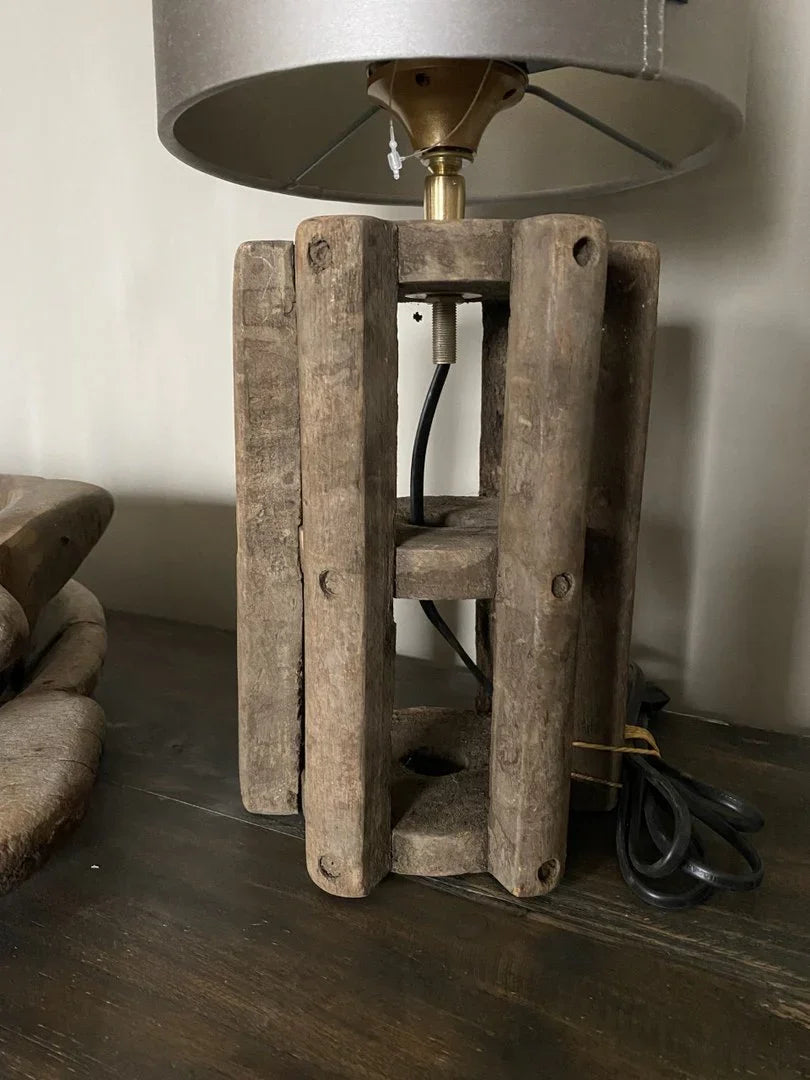 Handgemaakte landelijke tafellamp met houten blokvoet, sobere stijl, My Sober Home woonaccessoire