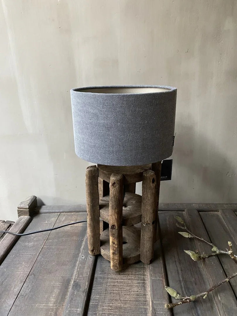 Handgemaakte landelijke tafellamp met grijze katoenen kap en houten voet, My Sober Home