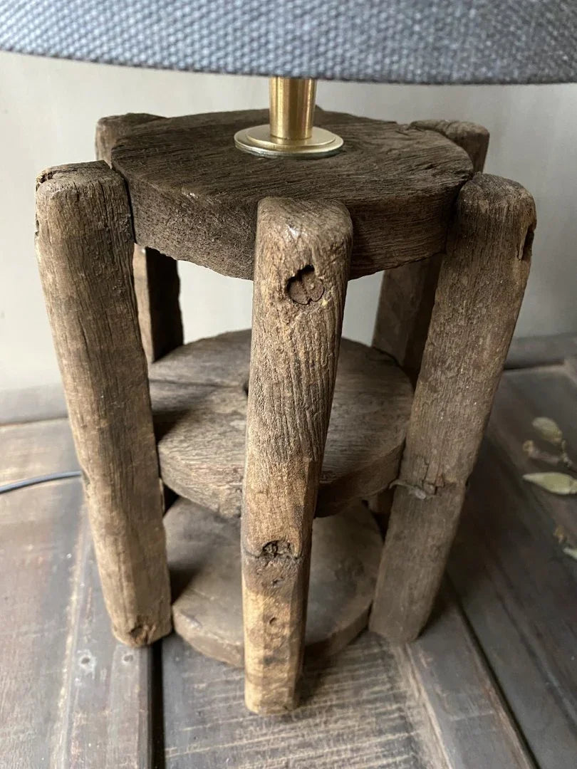 Handgemaakte houten tafellamp met grijze katoenen kap, landelijk en sober design