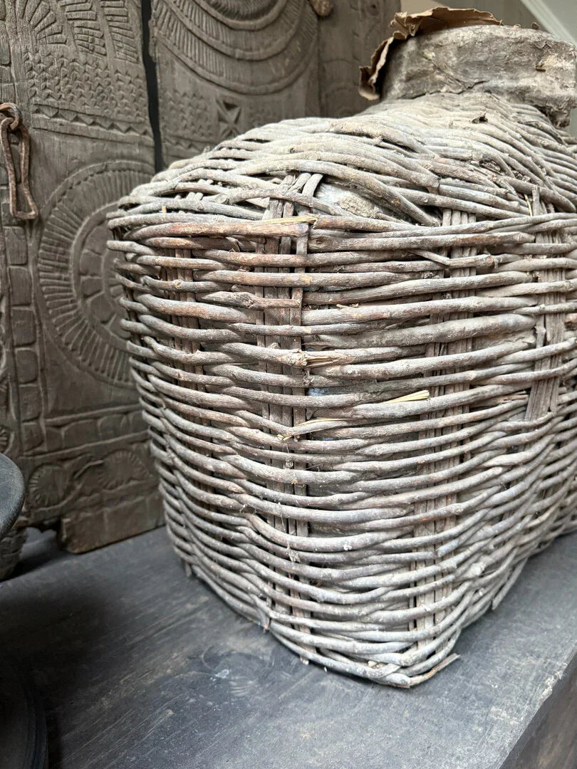 Handgemaakte landelijke leemmand XL met grof vlechtwerk, sober interieuraccessoire