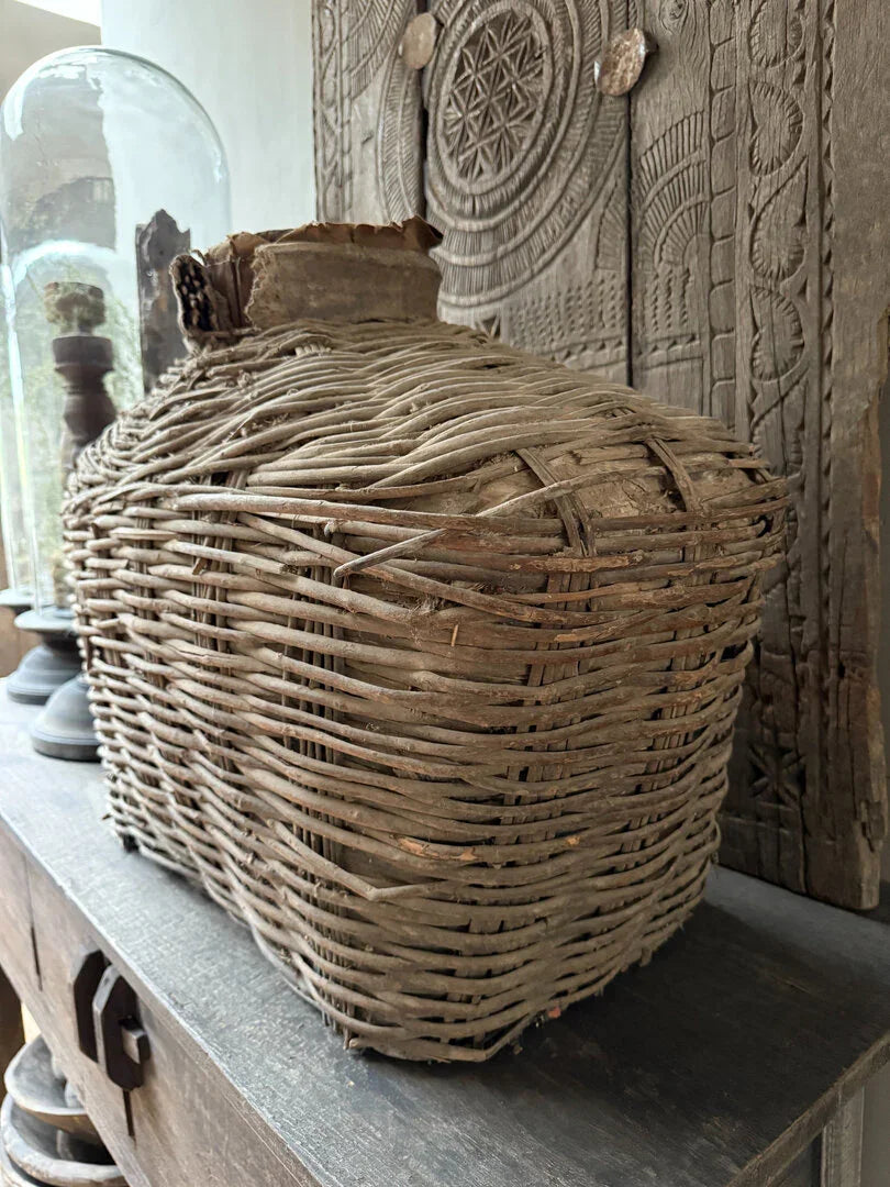 Handgemaakte rieten leemmand XL op oud houten dressoir, sober landelijk interieur bij My Sober Home