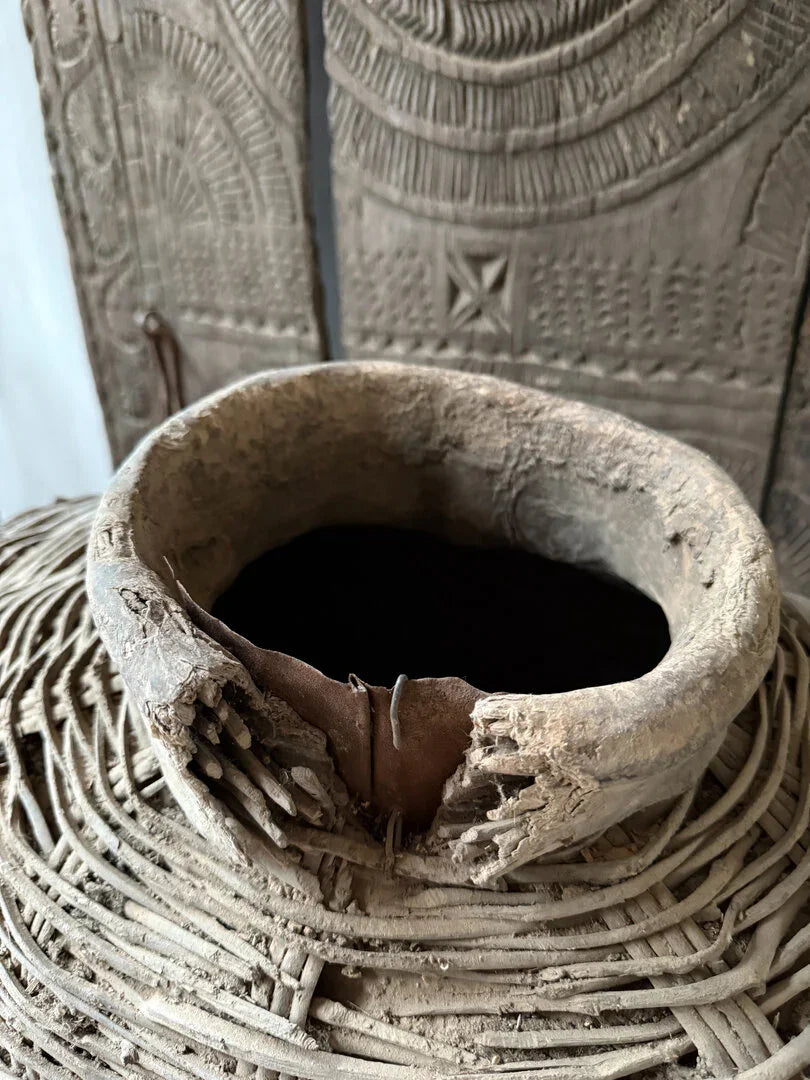 Authentieke grote leemmand, handgemaakt met natuurlijke materialen, landelijke stijl