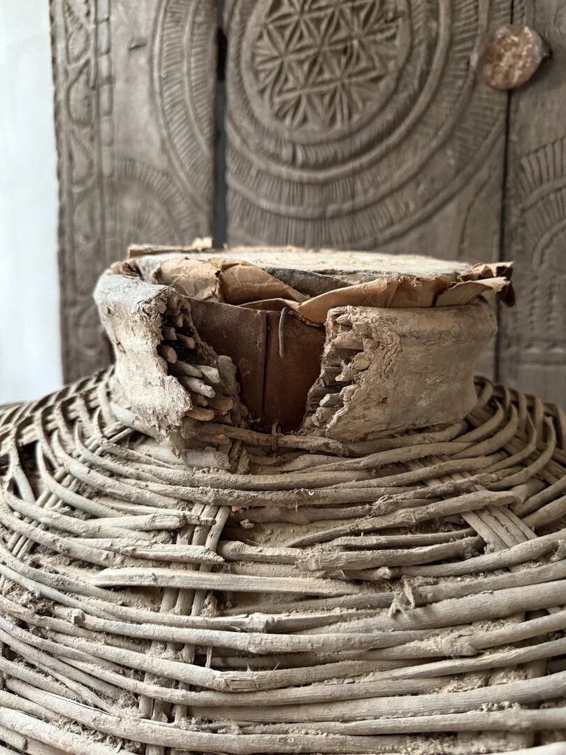 Authentieke handgemaakte leemmand XL met rieten structuur, sober interieur decoratie.