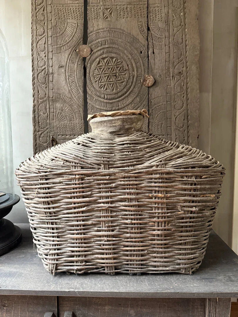 Handgemaakte grote rieten leemmand, landelijk decor, My Sober Home woonaccessoire