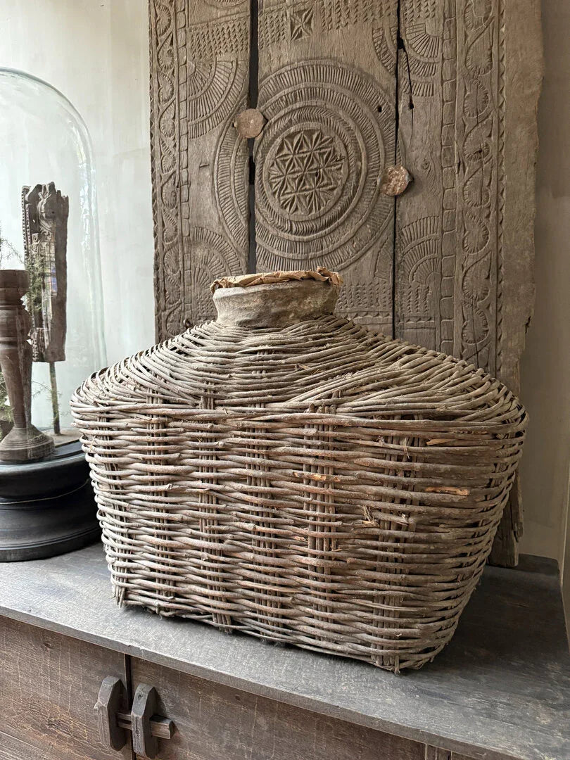 Handgemaakte rieten mand XL op houten kast, landelijk en sober interieur bij My Sober Home