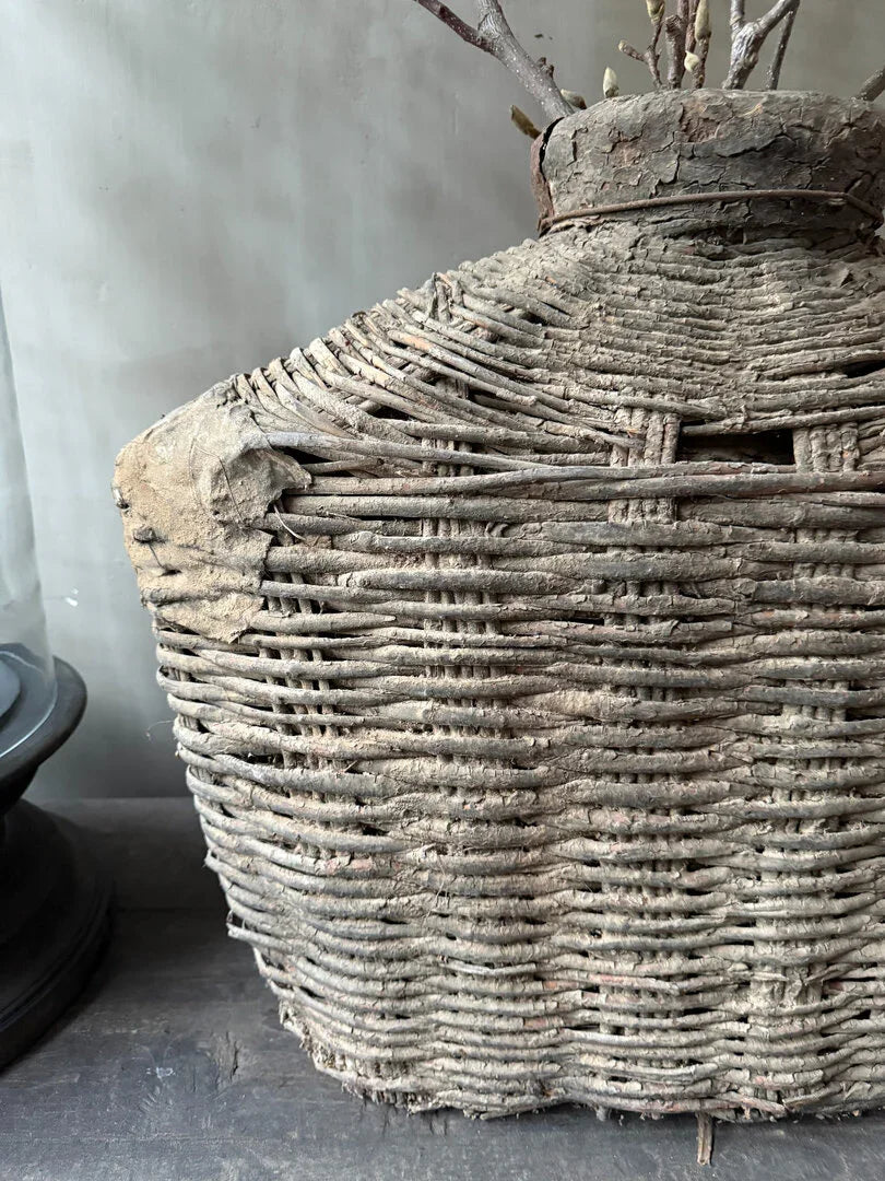 Handgemaakte leemmand XL met takken, rustiek en authentiek woonaccessoire voor sober interieur