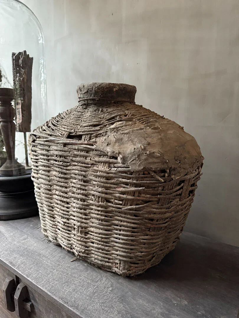 Authentieke handgemaakte leemmand XL op houten kast, landelijk en sober interieur My Sober Home