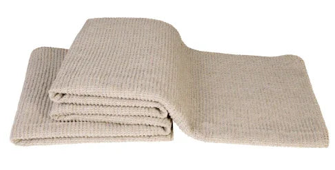 Beige handgemaakte plaid met grof geweven structuur, landelijke woonaccessoire My Sober Home