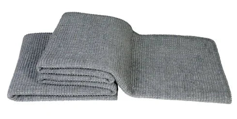 Donkergrijze, handgeweven landelijke woondeken van My Sober Home, sfeervol en sober design