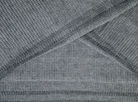 Close-up van een donkergrijze, handgemaakte plaid met grove structuur, My Sober Home woonaccessoire