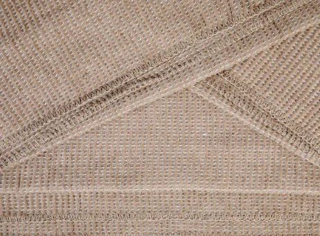 Close-up van lichtbruine, handgeweven jute woonaccessoire, landelijke stijl, My Sober Home.