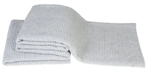 Lichtgrijze gebreide plaid, handgemaakt woonaccessoire voor een sober interieur, My Sober Home