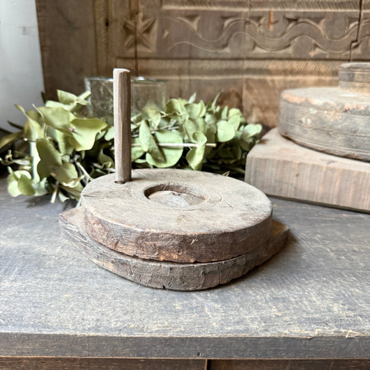 Oude houten vijzel / maalsteen