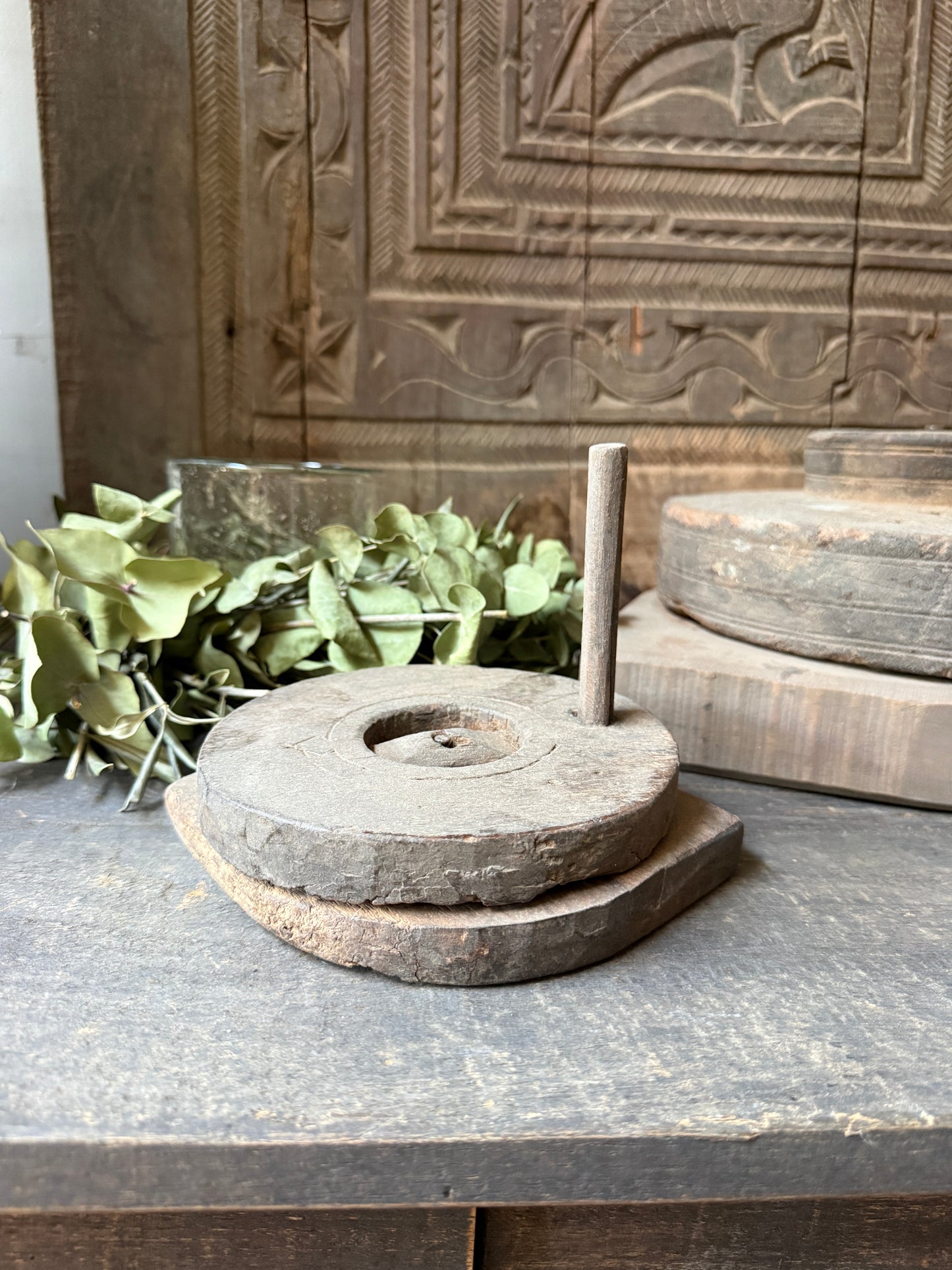Oude houten vijzel / maalsteen