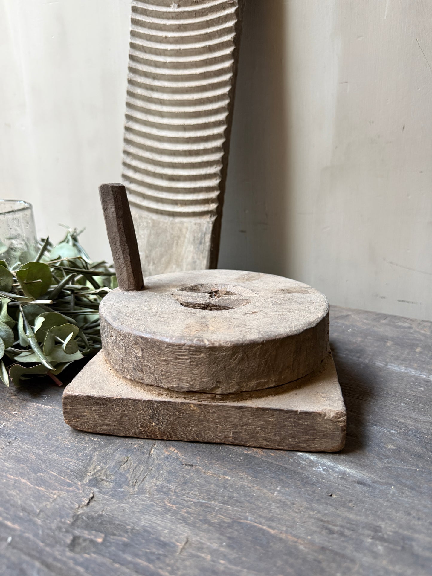 Oude houten vijzel / maalsteen