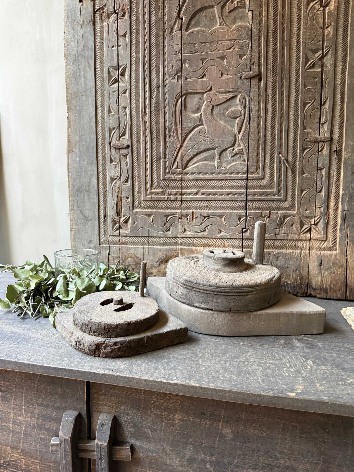 Oude houten vijzel / maalsteen