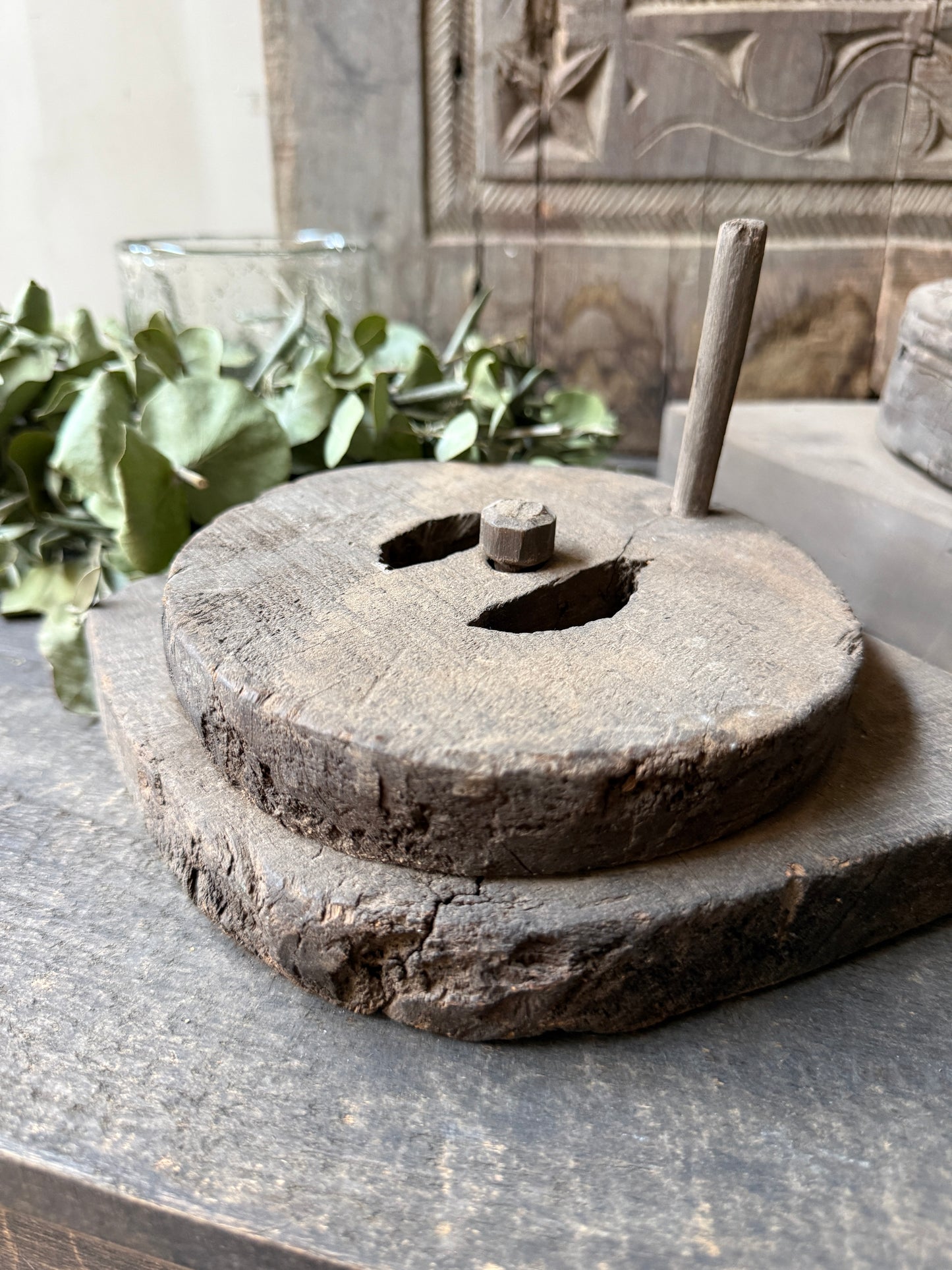 Oude houten vijzel / maalsteen