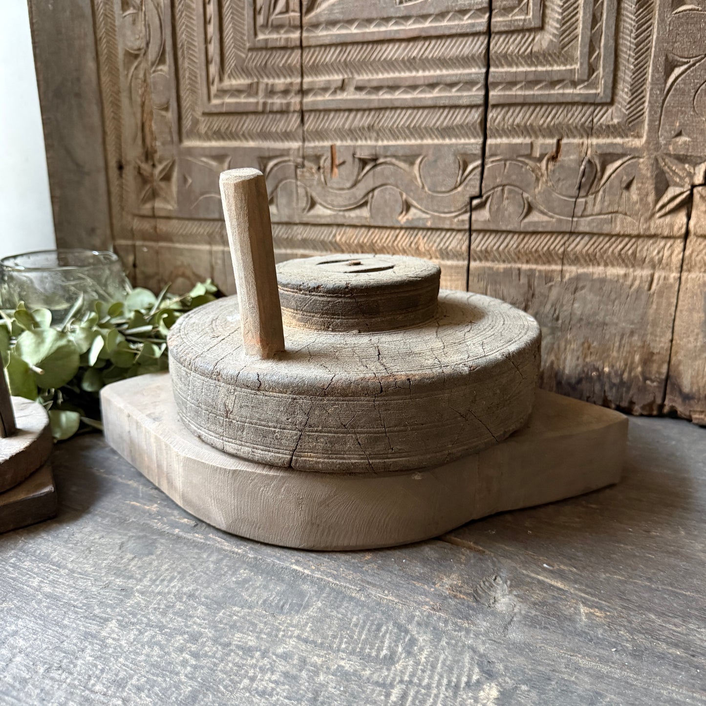 Oude houten vijzel / maalsteen