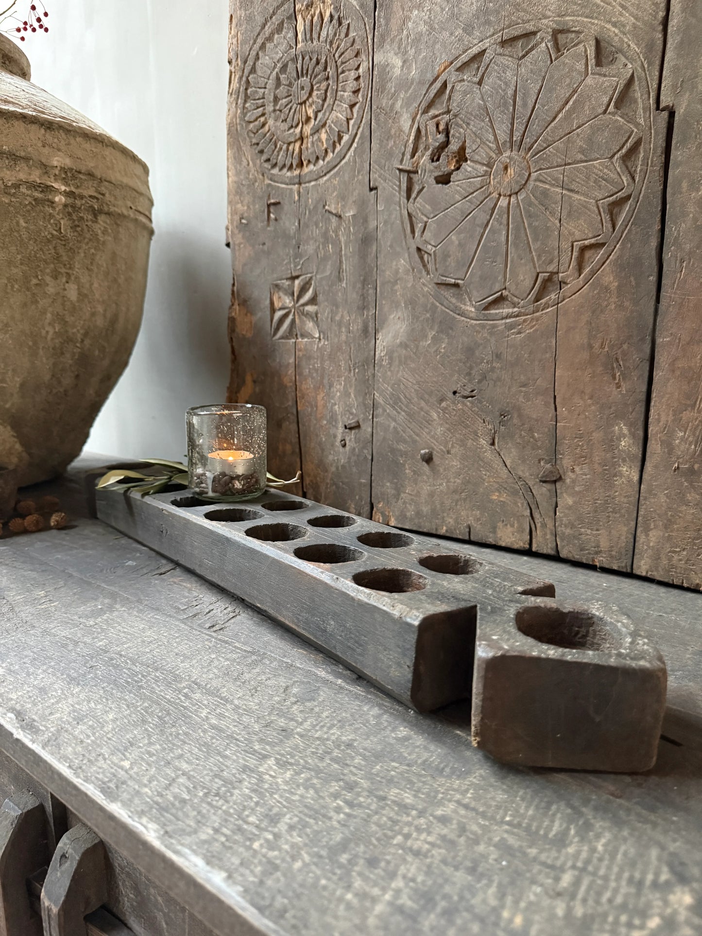 Authentiek houten mal op landelijke sobere kast, handgemaakt woonaccessoire uit India.