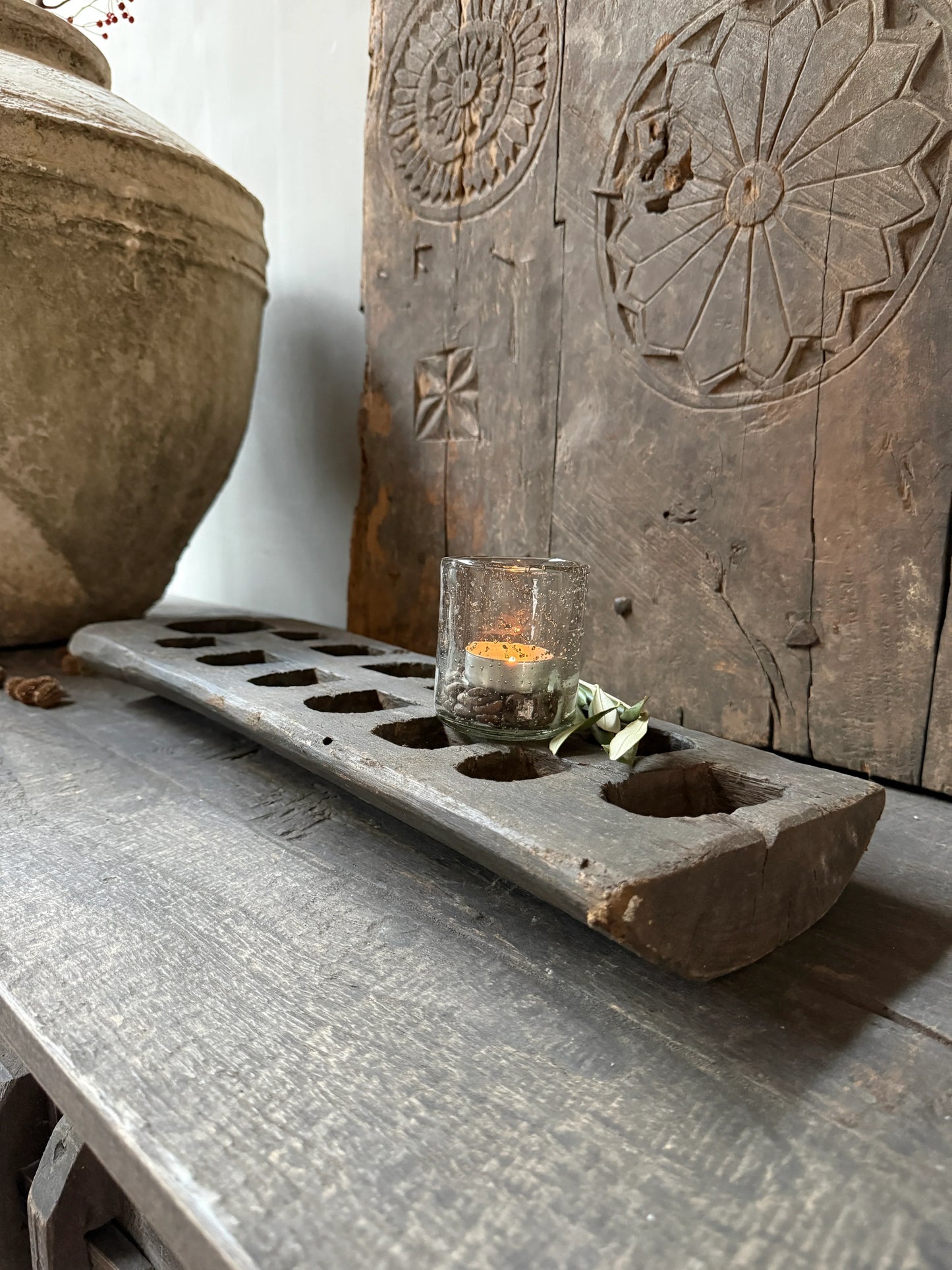 Authentiek houten woonaccessoire met waxinelichtje, landelijk en sober interieur decoratie.