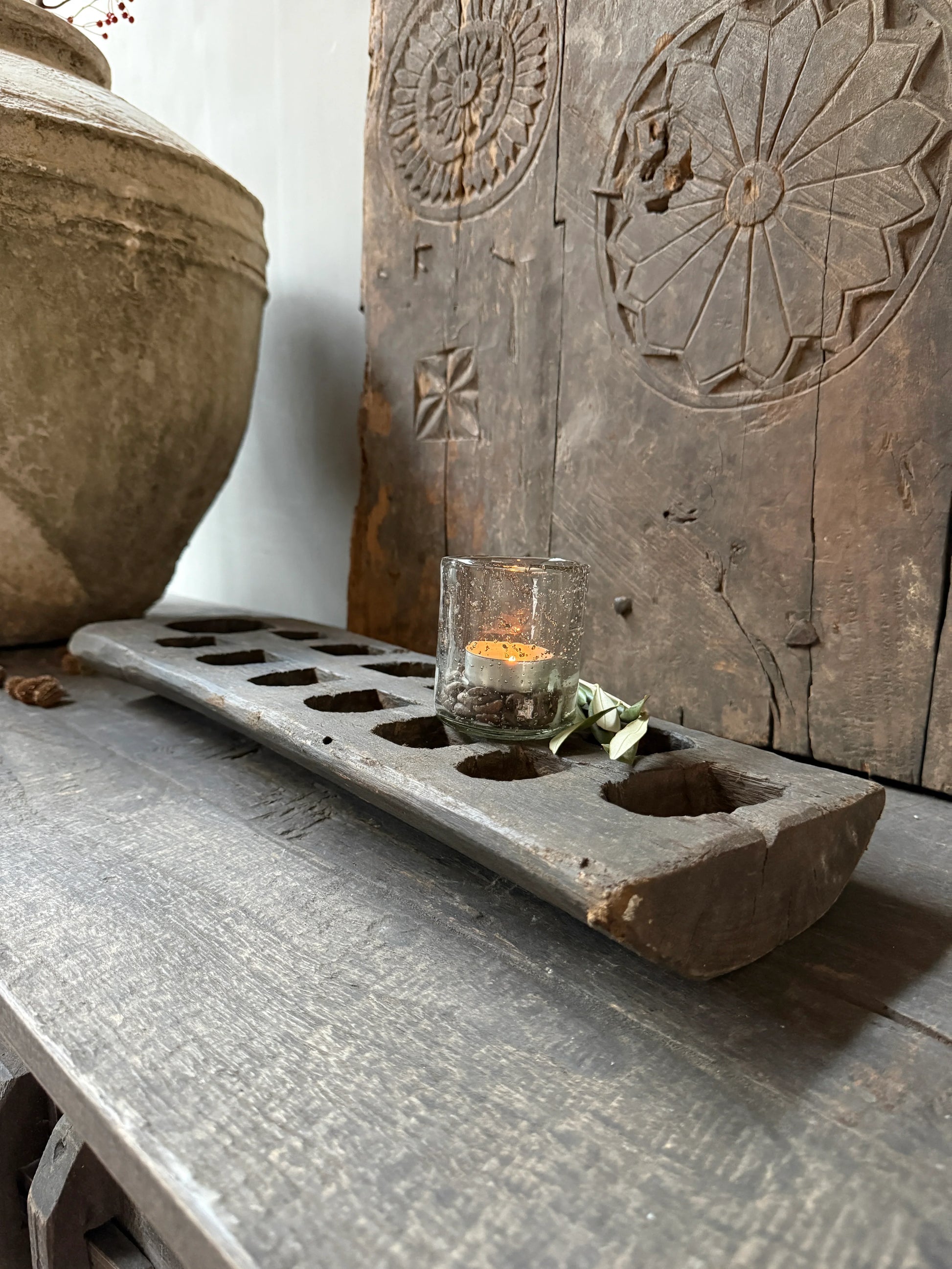 Authentiek houten woonaccessoire met waxinelichtje, landelijk en sober interieur decoratie.