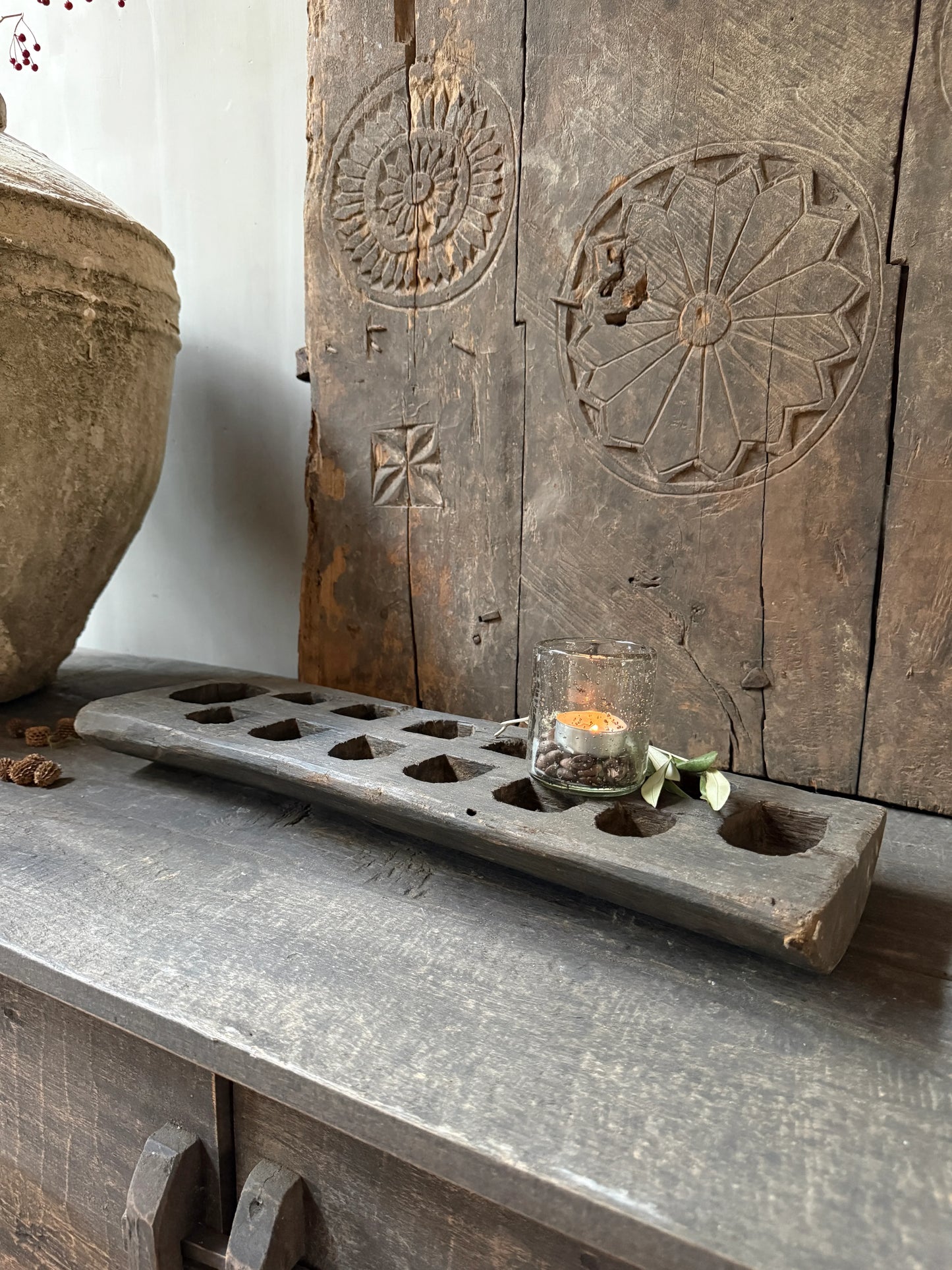 Authentiek houten ornament met uitgesneden motief, rustiek interieuraccessoire My Sober Home