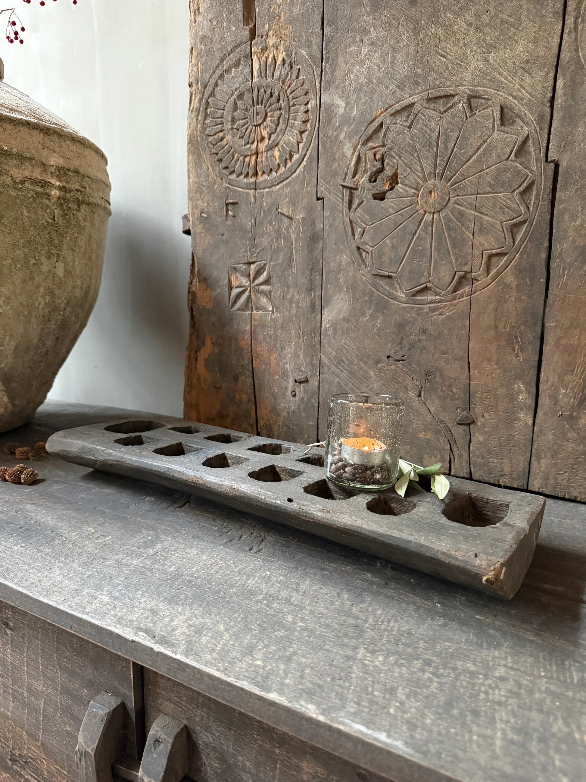 Authentiek houten ornament met uitgesneden motief, rustiek interieuraccessoire My Sober Home