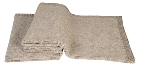 Gebreide beige woonplaid, handgemaakt en sober, landelijke stijl My Sober Home