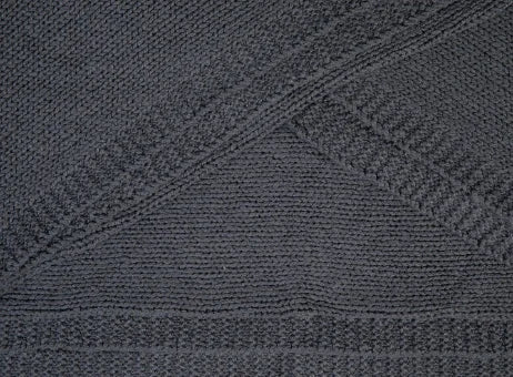 Detailopname van een donkergrijze, handgemaakte wollen plaid van My Sober Home.