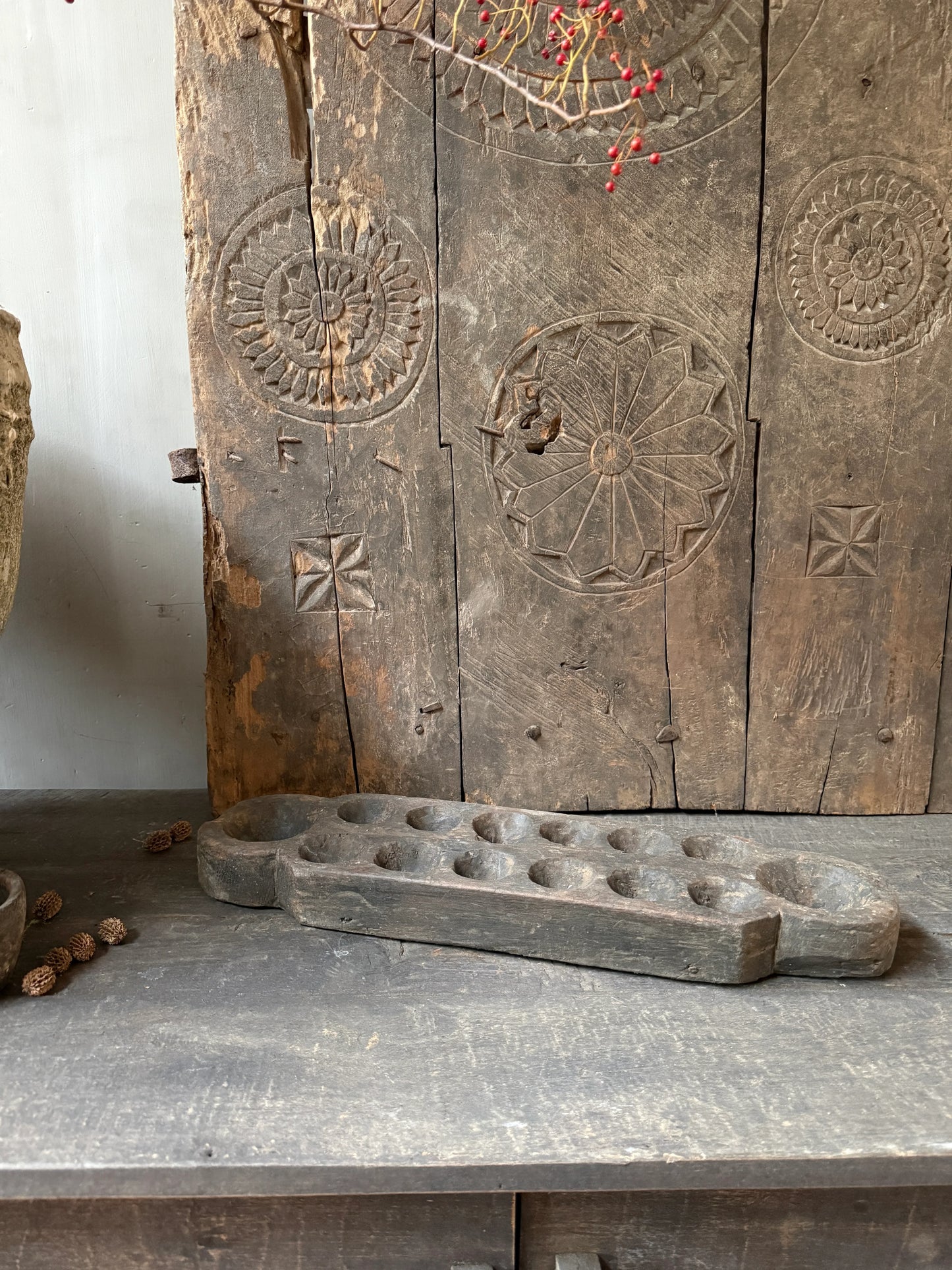 Handgemaakte houten decoratie op een rustieke tafel, authentiek en sober interieuraccent.