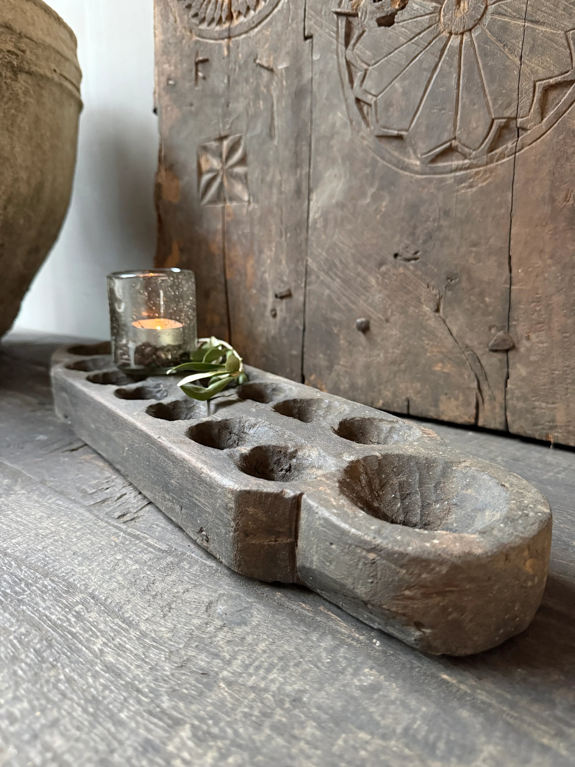 Handgemaakte houten mal op tafel met landelijke decoratie en rustieke sfeer, My Sober Home