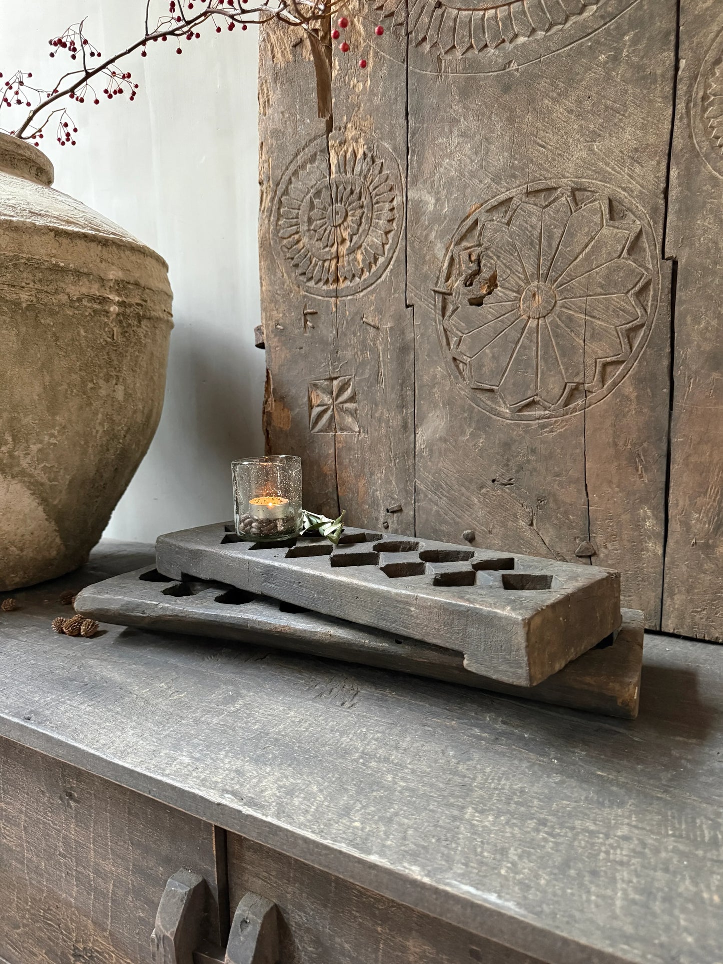 Authentieke houten mal en vaas op sober houten meubel, landelijke woonaccessoire My Sober Home