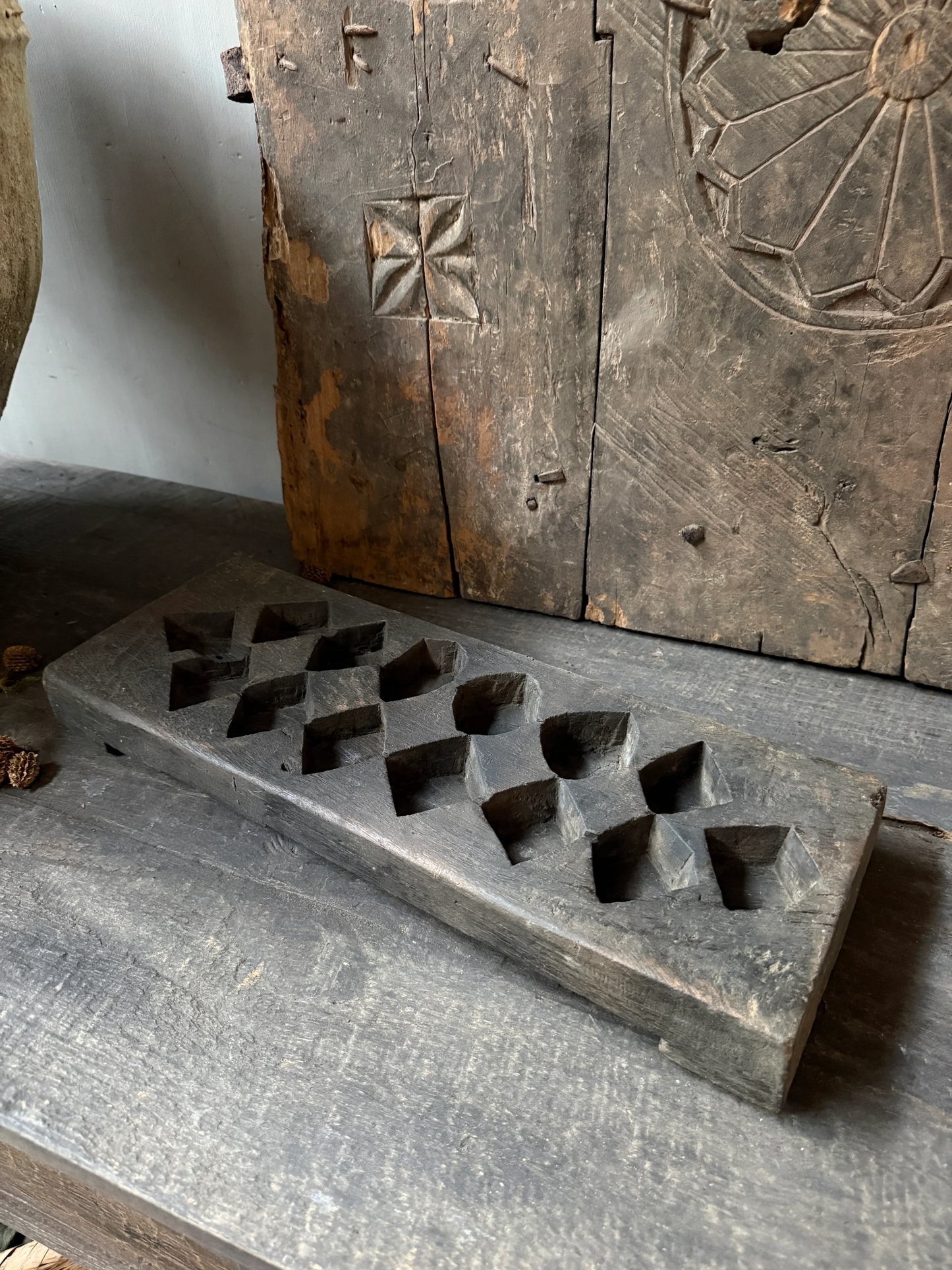 Authentieke handgemaakte houten mal uit India, sober landelijk woonaccessoire op tafel