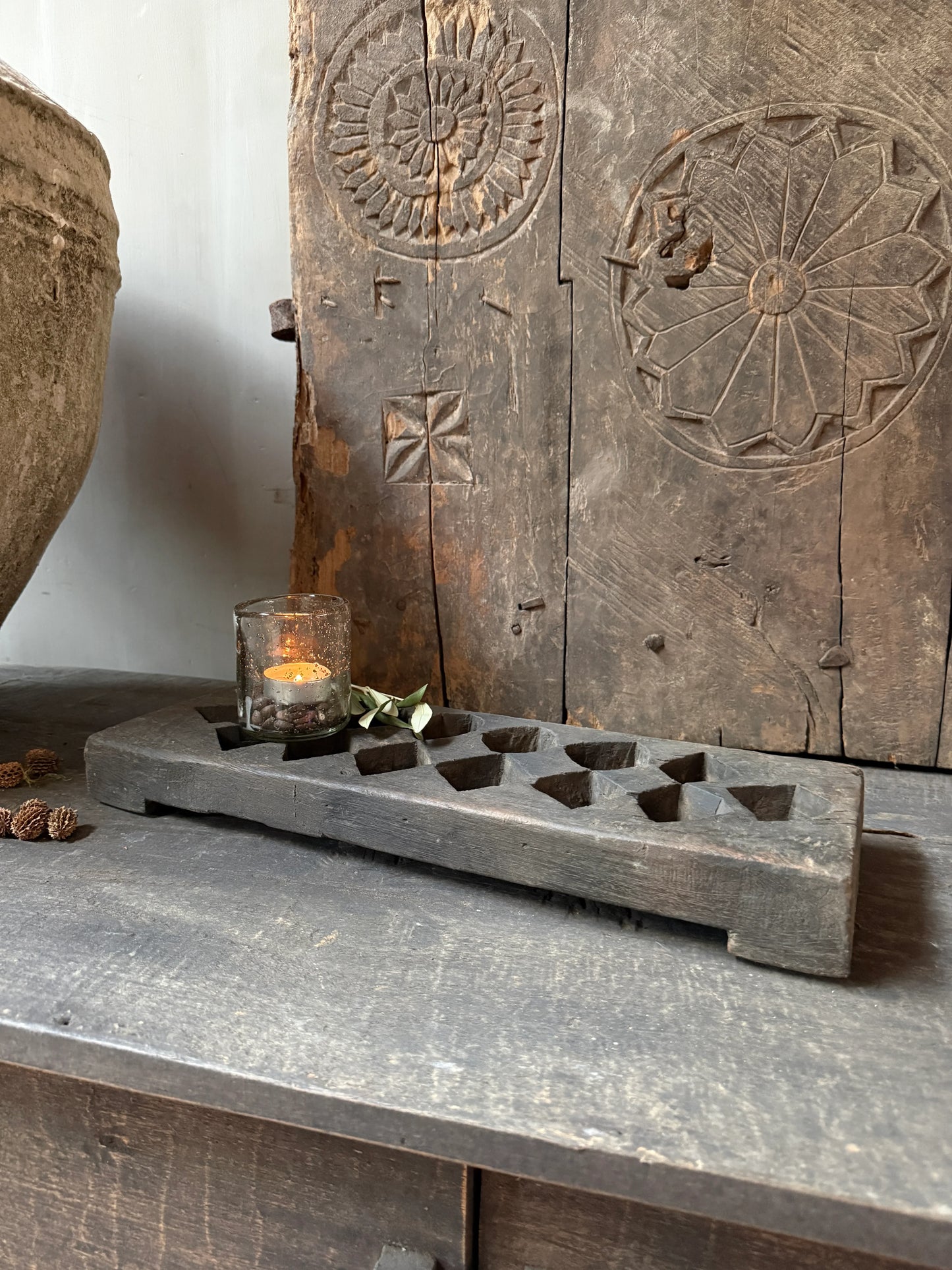 Handgemaakt houten woonaccessoire met kaarsje op een sobere landelijke kast, My Sober Home