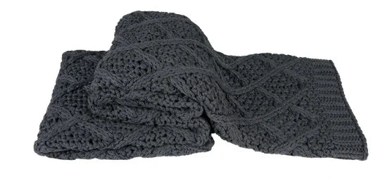 Donkergrijze, handgemaakte gebreide plaid van My Sober Home, landelijk sober woonaccessoire