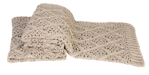 Beige linnen plaid met handgehaakt patroon, landelijk en sober woonaccessoire, My Sober Home