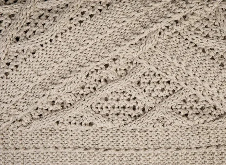 Close-up van handgemaakt beige linnentextiel met grof gebreid patroon, My Sober Home woonaccessoire