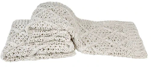 Handgemaakt naturel wollen plaid met grof breipatroon, landelijk woonaccessoire My Sober Home