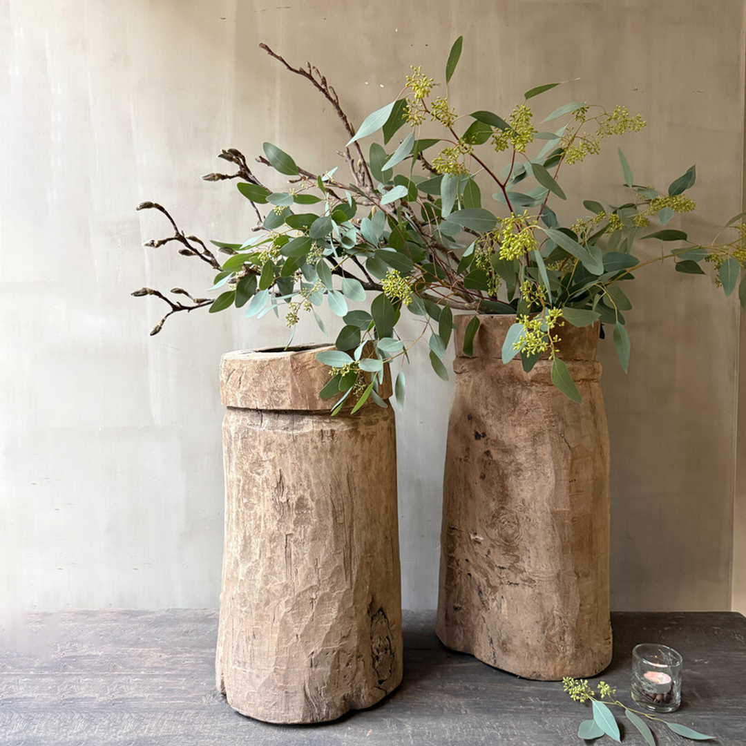 Antiker Mörser (links im Bild)