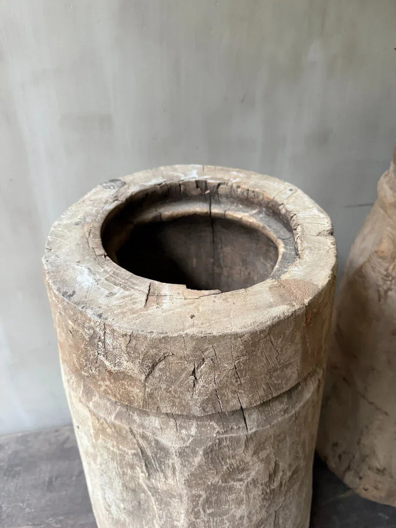 Antieke vijzel (linker op de foto) - My Sober Home