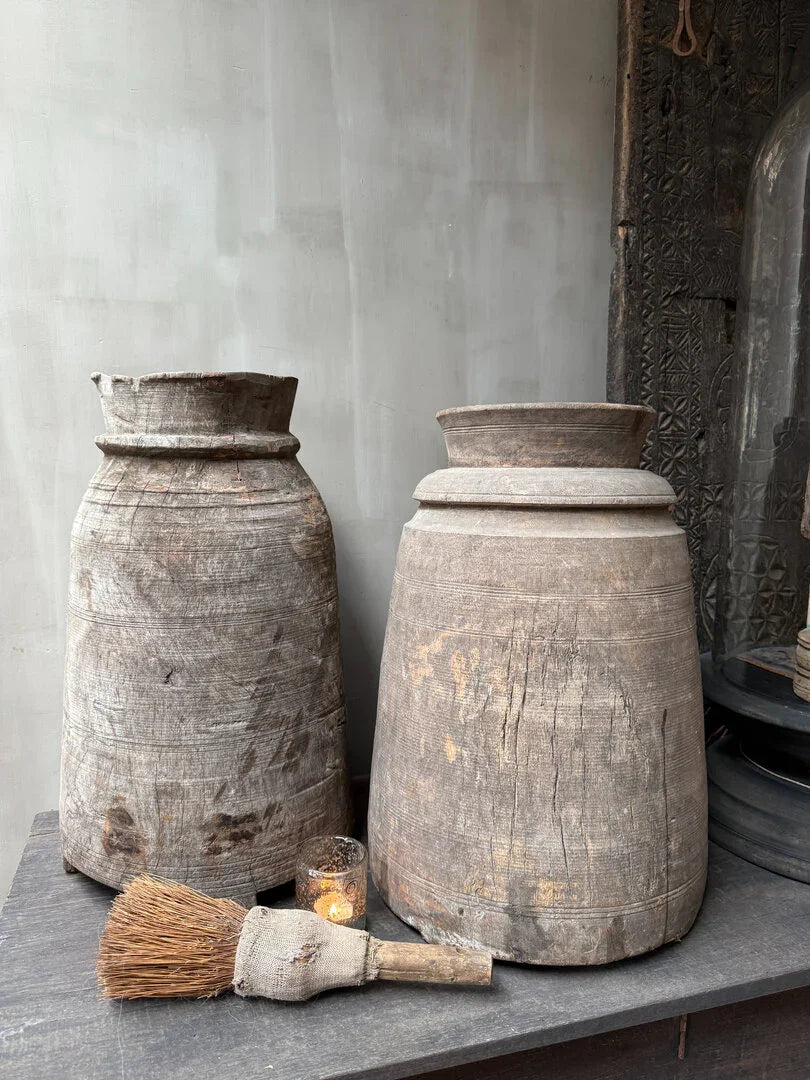 Twee grote, handgemaakte houten potten uit India met landelijke stijl, My Sober Home woonaccessoires