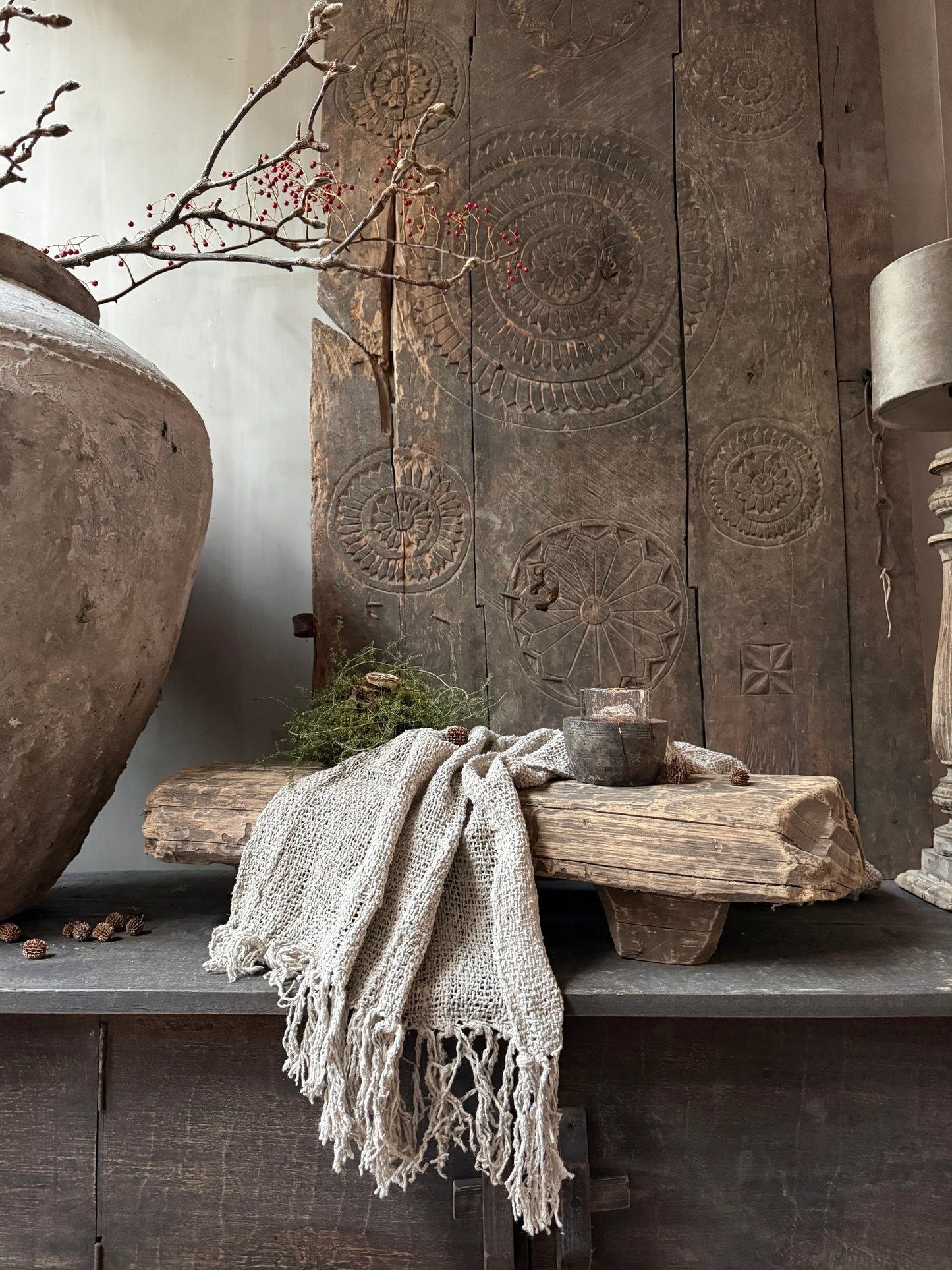 Authentieke houten nagatafel met wollen plaid, kaars en landelijke woonaccessoires, My Sober Home