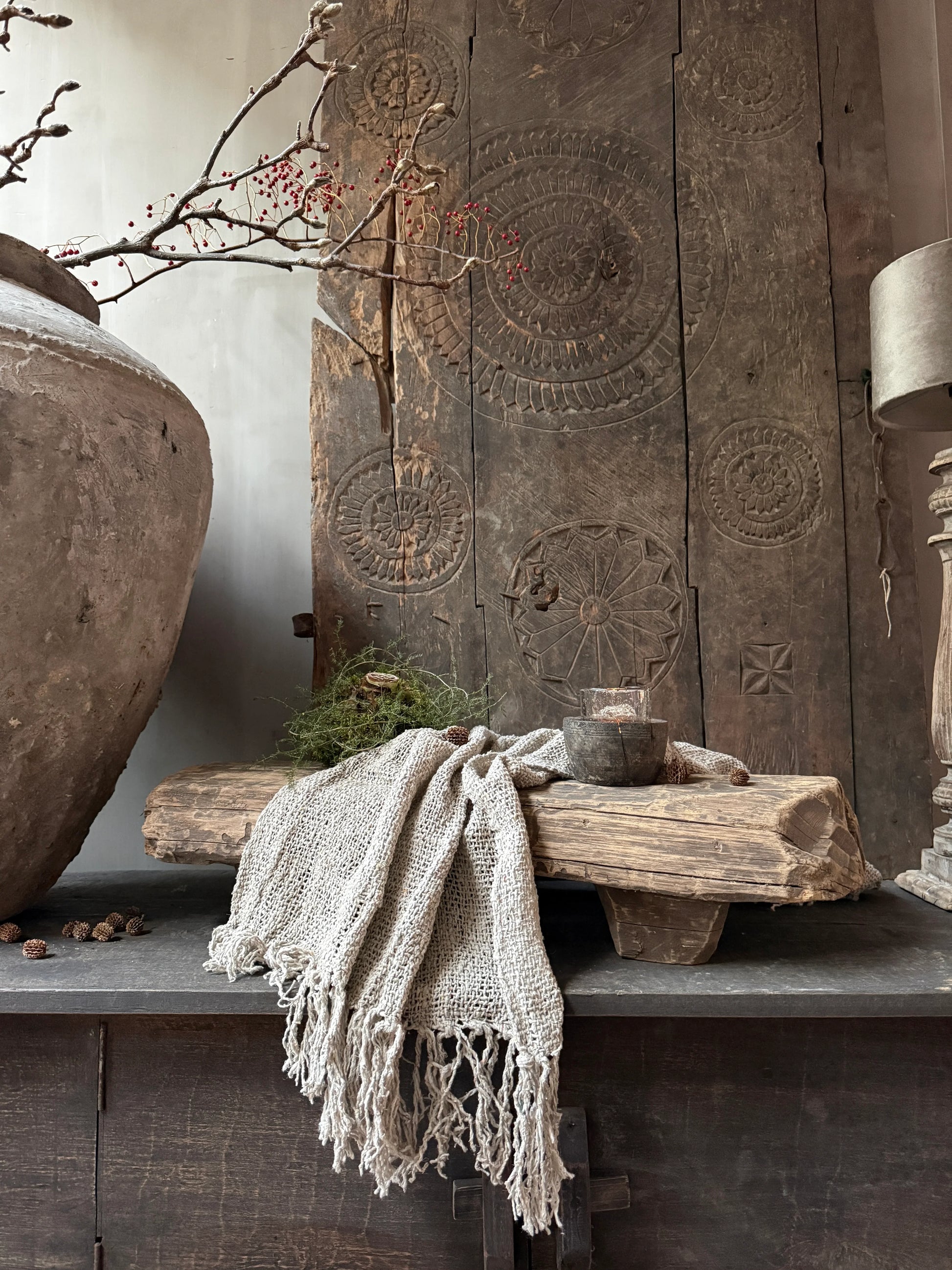 Authentieke houten nagatafel met wollen plaid, kaars en landelijke woonaccessoires, My Sober Home