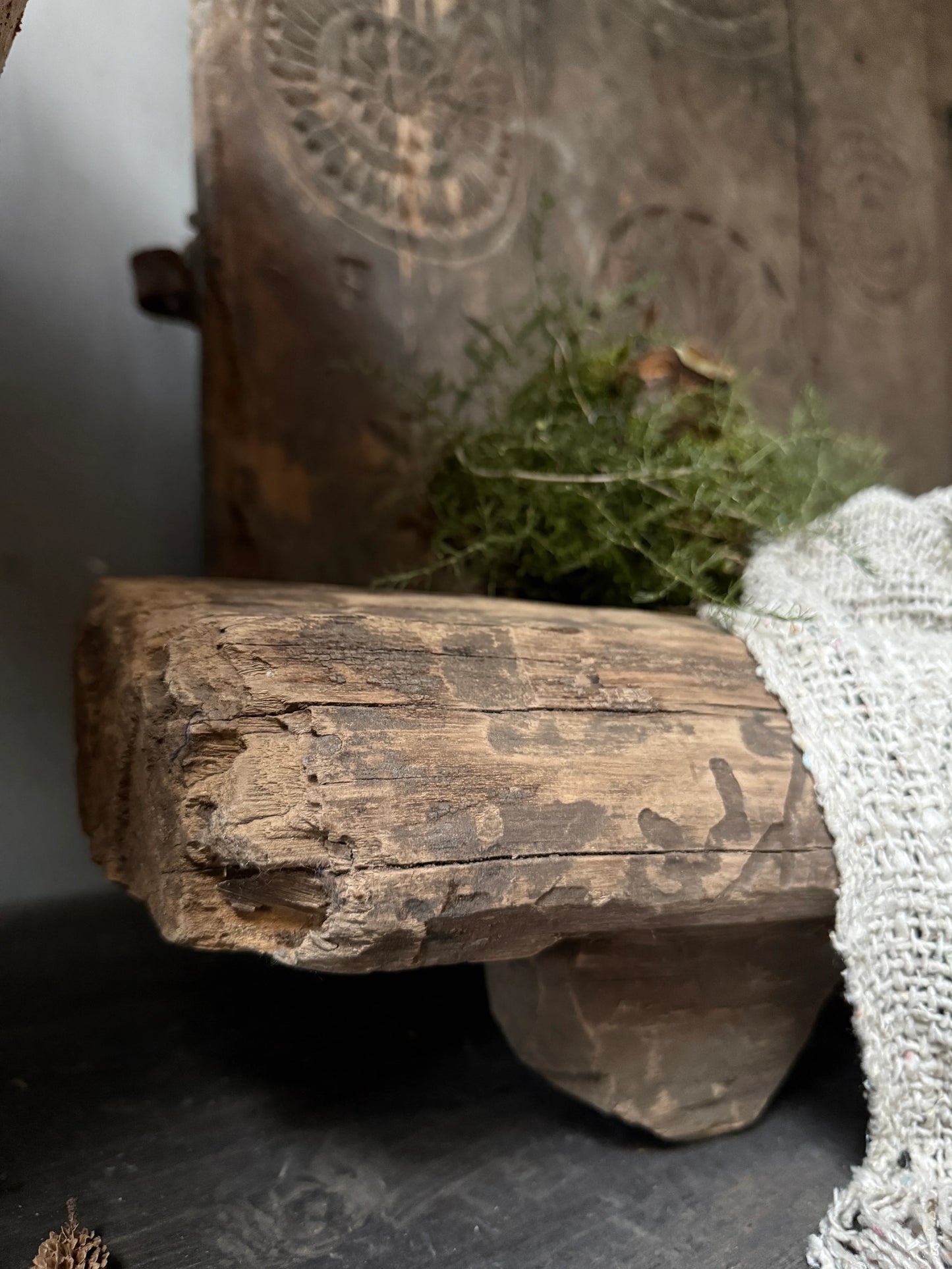 Authentieke robuuste nagatafel van oud hout met decoratief kleed, landelijk en sober interieur
