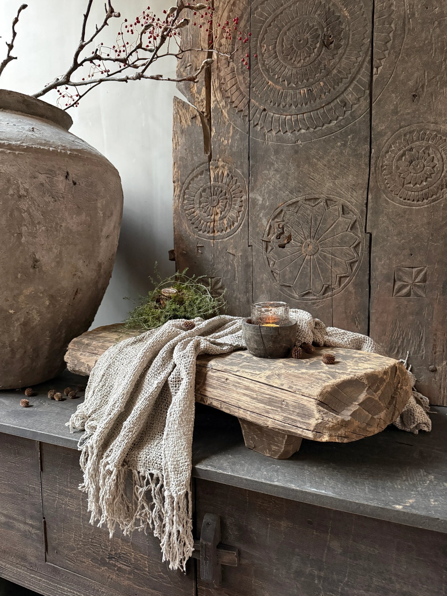 Authentieke houten nagatafel met plaid en kaars, landelijke sober interieurdecoratie