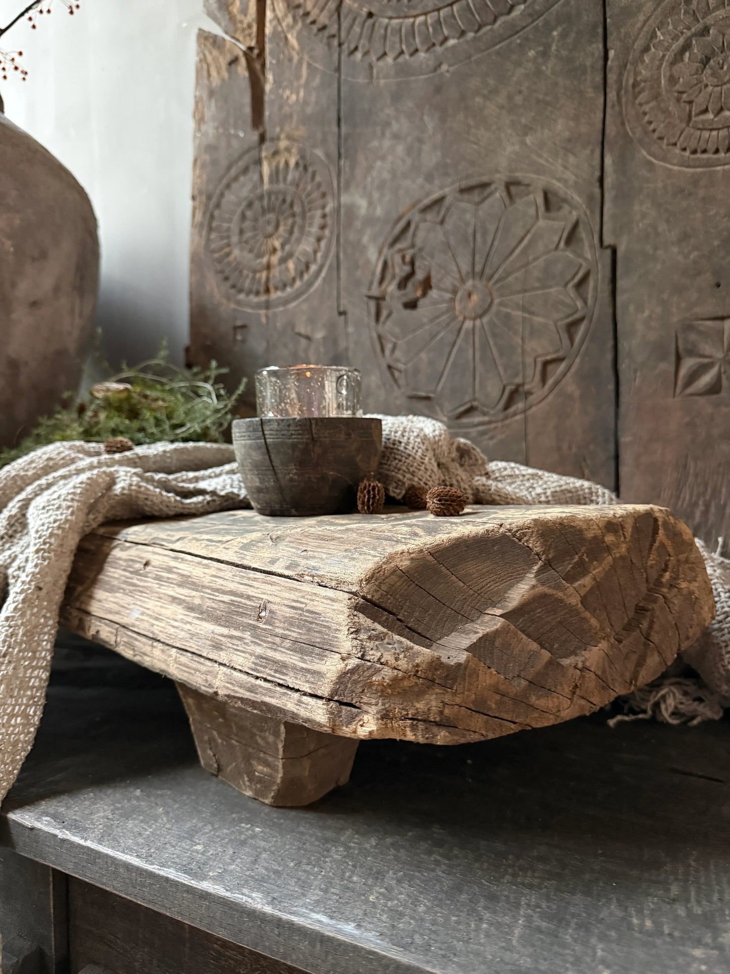Authentieke houten nagetafel met sober windlicht en landelijke decoratie, My Sober Home