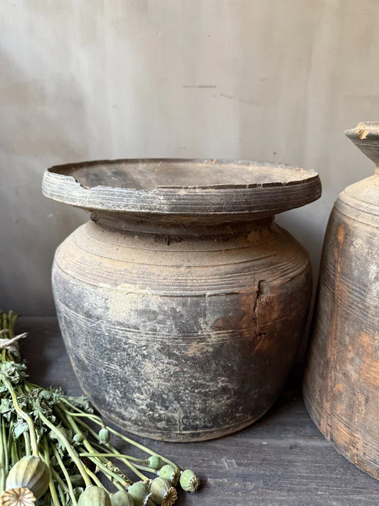 Authentieke Nepalese kruik, handgemaakt aardewerk met verweerde look, landelijk interieur