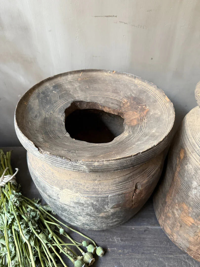 Authentieke Nepalese kruik van hout, handgemaakt, met ruwe afwerking, landelijke woondecoratie