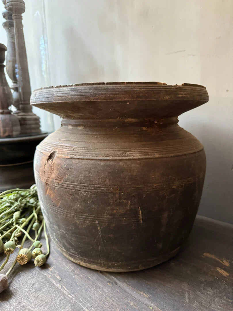 Authentieke Nepalese kruik van donker hout, handgemaakt, sober en landelijk woonaccessoire